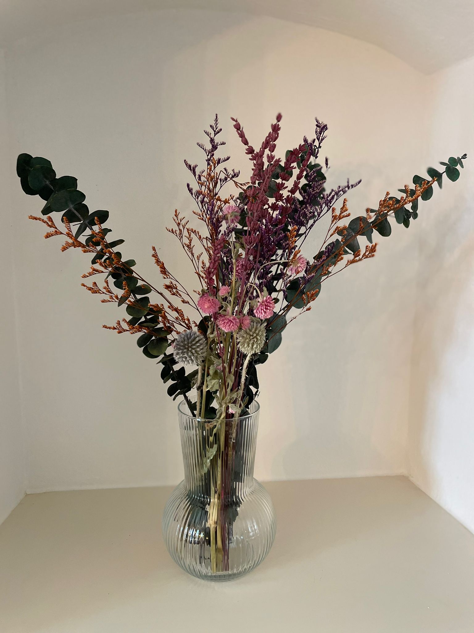 Trockenblumenstrauß in Vase auf Tisch