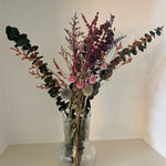 Trockenblumenstrauß in Vase auf Tisch