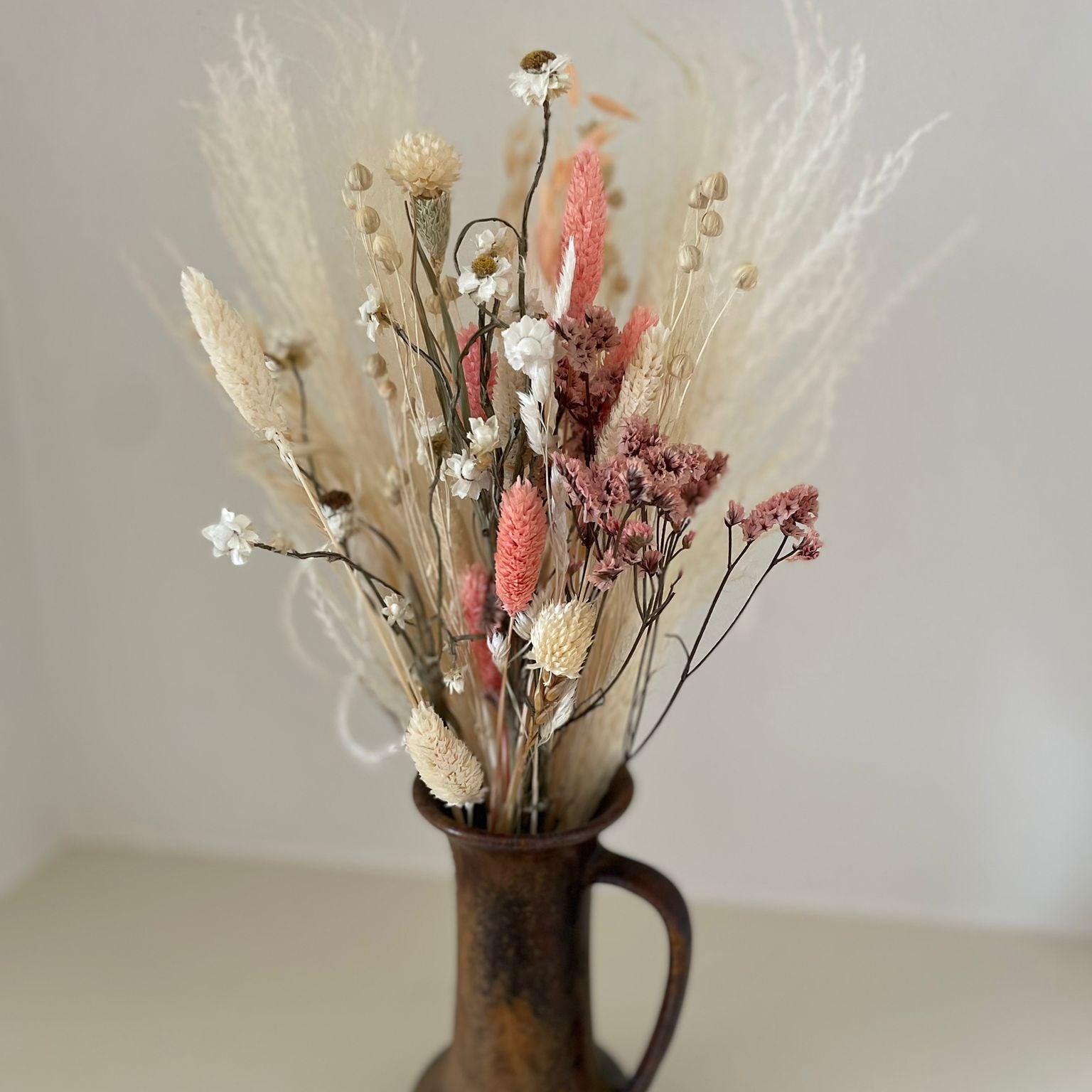 wunderschöner Trockenblumenstrauß mit rosa und weißen Trockenblumen
